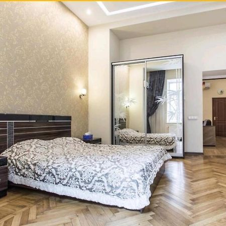 Apartmens Near Opera House Odesa Exterior photo