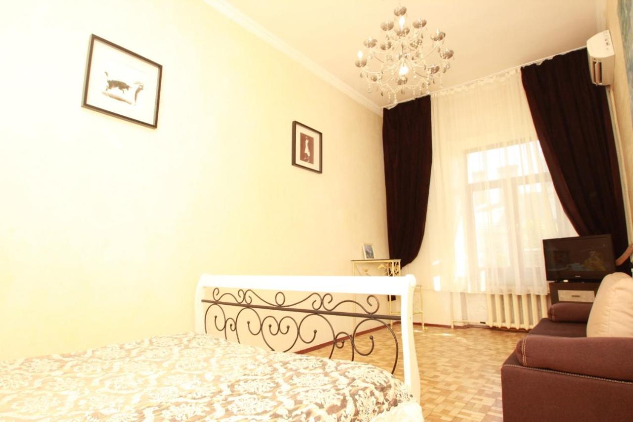 Apartmens Near Opera House Odesa Exterior photo